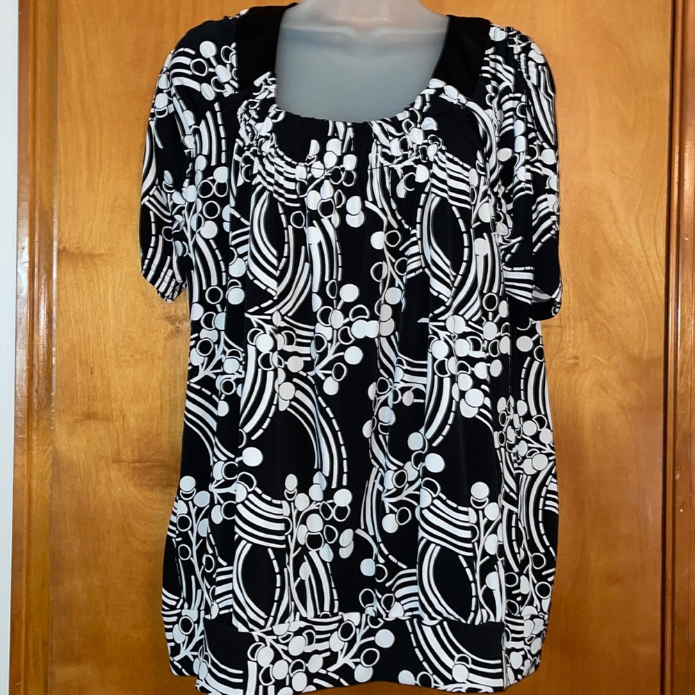 NWT black and white printed short sleeve top